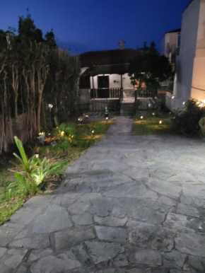 Family house with garden in the center of Polychrono